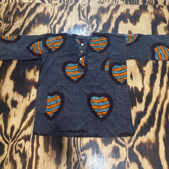 Handmade African Ankara Shirt – Heart Print – Unisex – Size L/XL ( approx.) - Picture 2 of 4